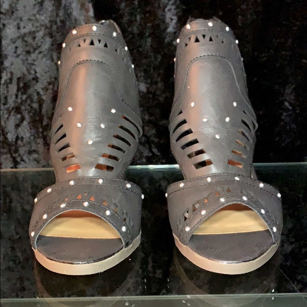 New Cloud walker’s by Avenue “RENEE Stud Peep SZ:9